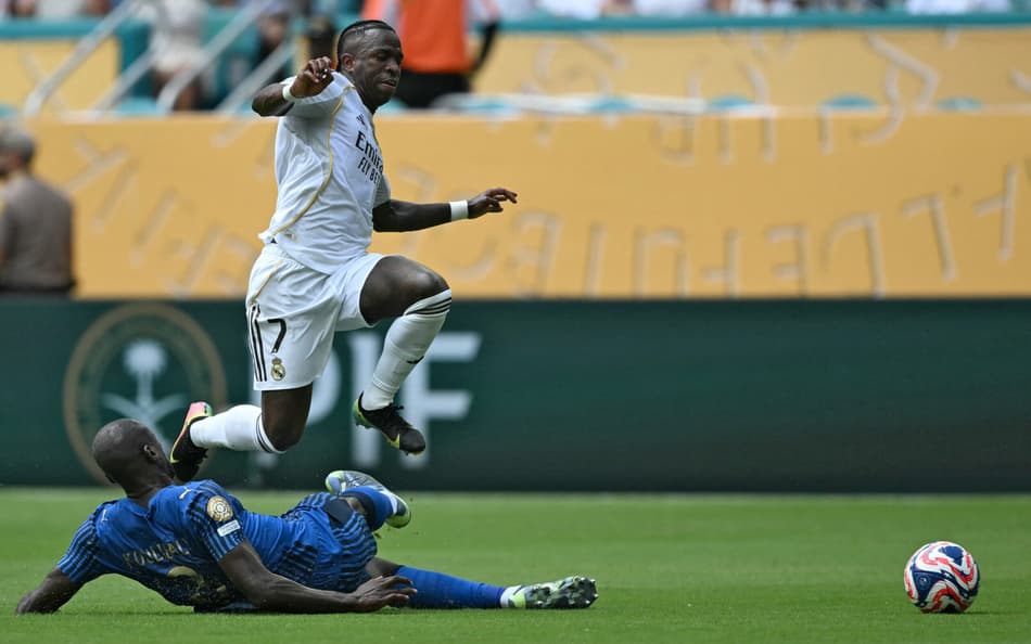 Vini Jr disputa bola com Koulibaly em Real Madrid x Al-Hilal, pelo Mundial de Clubes