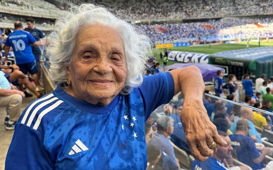 Vó Miracy, torcedora do Cruzeiro, em jogo no Mineirão (Foto: Arquivo pessoal)