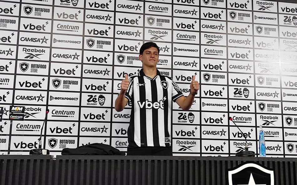 Álvaro Montoro foi apresentado pelo Botafogo (Foto: Leonardo Bessa/Lance!)