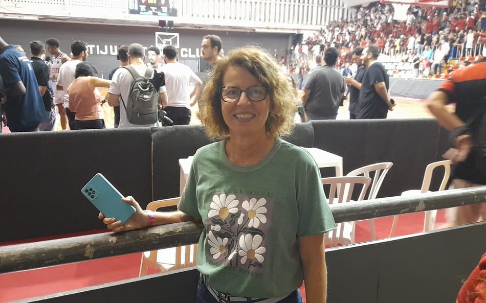 torcedora do Franca em Maracanãzinho lotado de flamenguistas (Foto: Kauhan Fiaux / Lance!)