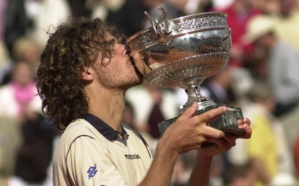 Guga beija o troféu de Roland Garros em 2000 (Divulgação)