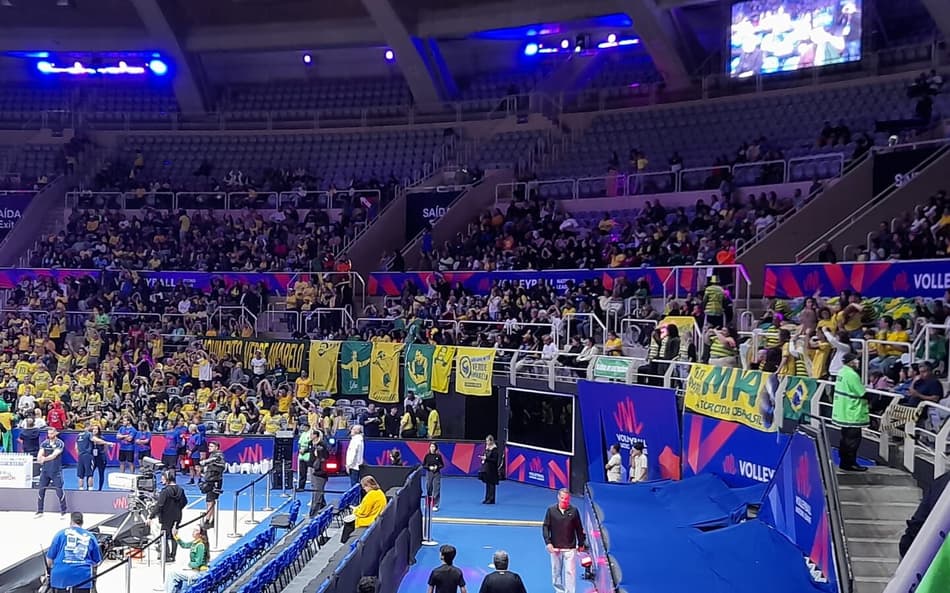 Torcida no Maracanãzinho para Brasil e Irã (Foto: Kauhan Fiaux / Lance!)