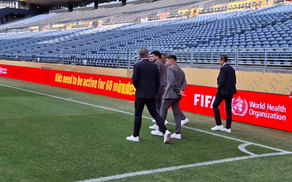 Alex Telles e Savarino, do Botafogo, no Lumen Field (Foto: Marcio Dolzan/Lance!)