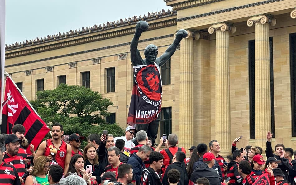 Torcedores do Flamengo lotam escadaria e deixam o Rocky trajado de vermelho e preto (Lucas Bayer / Lance!)