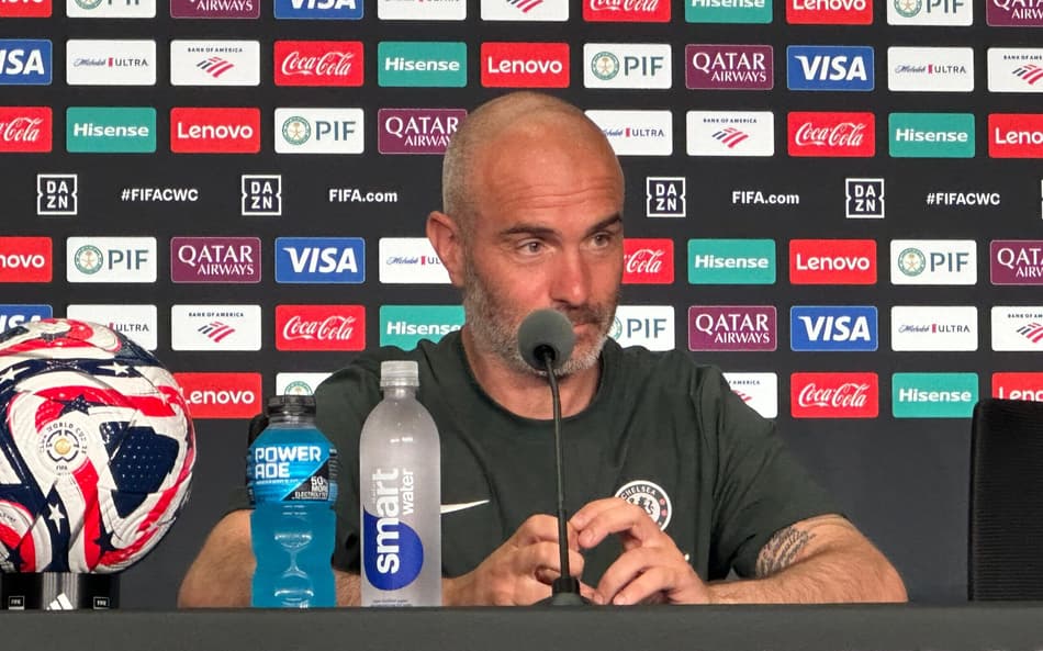 Enzo Maresca em entrevista coletiva antes do jogo contra o Flamengo (Foto: Lucas Bayer / Lance!)
