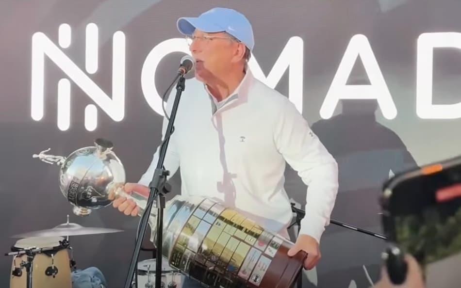 John Textor com o troféu da Libertadores 2024 (Foto: Reprodução/X)