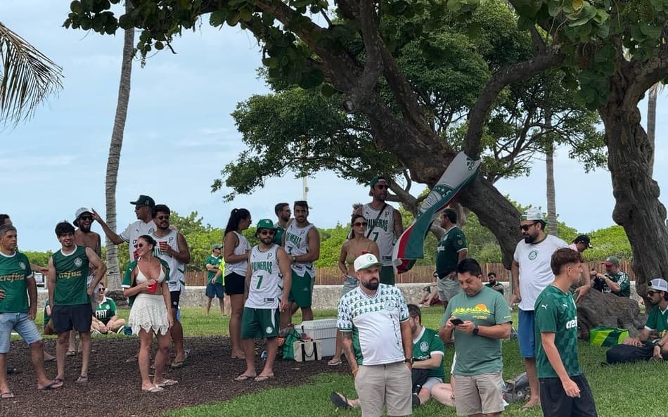 Torcedores do Palmeiras aguardam a chegada do time em Miami, no sul da Flórida, para a disputa do jogo contra o Inter Miami. (Foto: Vitor Palhares/ Lance!)