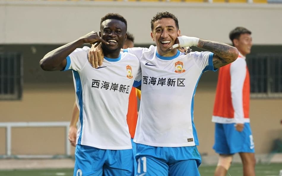 Davidson comemorando o seu gol na vitória do Qingdao West Coast (Foto: Divulgação/Qingdao West Coast)