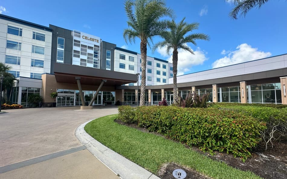 Entrada do hotel The Celeste, em Orlando (Foto: Lucas Bayer/Lance!)