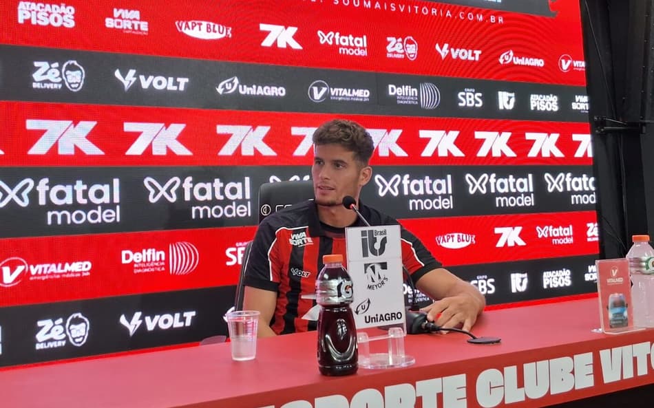 Rúben Rodrigues durante entrevista de apresentação no Vitória (Foto: Rafael do Carmo / Lance!)