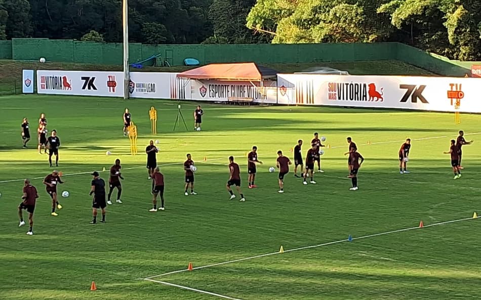 Veja imagens e detalhes do treino do Vitória, que teve reforço e atletas da base