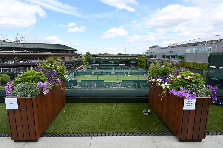 Os boxes da imprensa em Wimbledon são separados por floreiras (foto: GLYN KIRK / AFP)