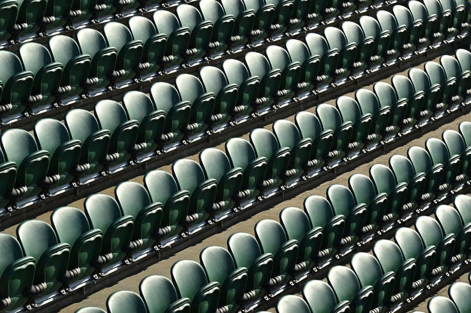 Assentos ainda vazios antes do primeiro dia de Wimbledon (foto: Glyn KIRK / AFP)