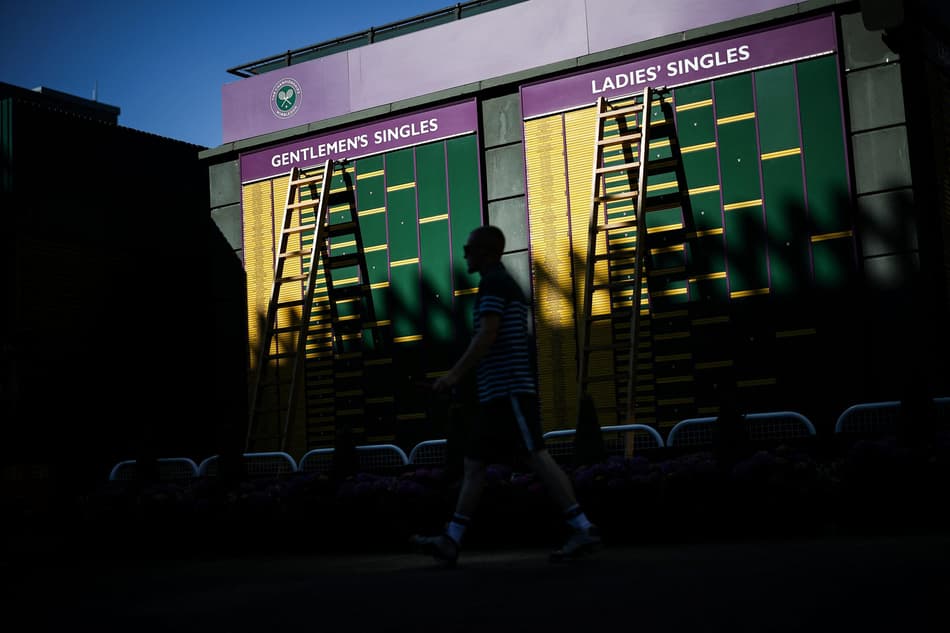 Quadro 'Order of Play' no primeiro dia de Wimbledon (Photo by HENRY NICHOLLS / AFP)
