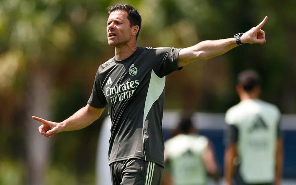 Xabi Alonso comanda treino do Real Madrid antes da estreia no Mundial de Clubes
