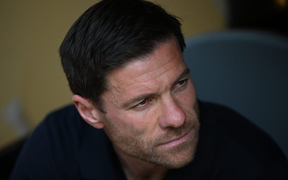 Xabi Alonso no banco de reservas durante Real Madrid x Al-Hilal, no Mundial