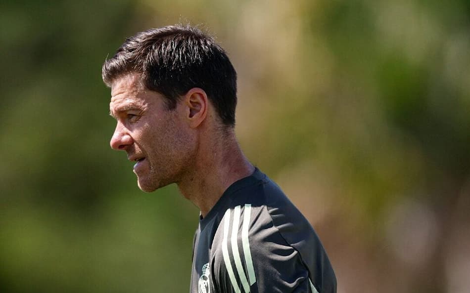 Xabi Alonso observa treino do Real Madrid às vésperas da estreia no Mundial de Clubes