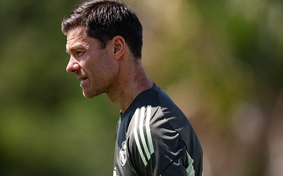 Xabi Alonso observa treino do Real Madrid às vésperas da estreia no Mundial de Clubes