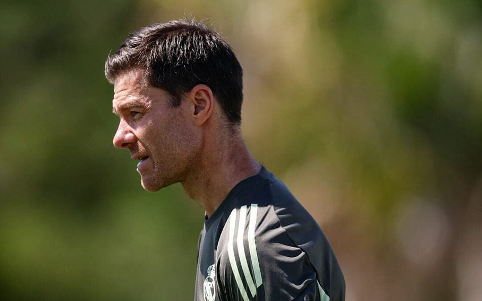 Xabi Alonso observa treino do Real Madrid às vésperas da estreia no Mundial de Clubes