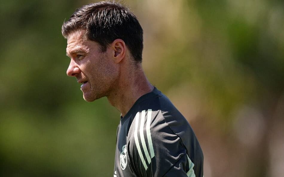 Xabi Alonso observa treino do Real Madrid às vésperas da estreia no Mundial de Clubes