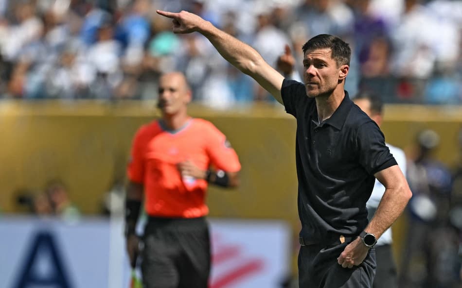 Xabi Alonso orienta jogadores do Real Madrid em jogo do Mundial de Clubes
