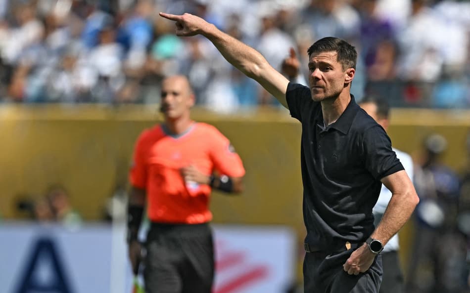 Xabi Alonso orienta jogadores do Real Madrid em jogo do Mundial de Clubes