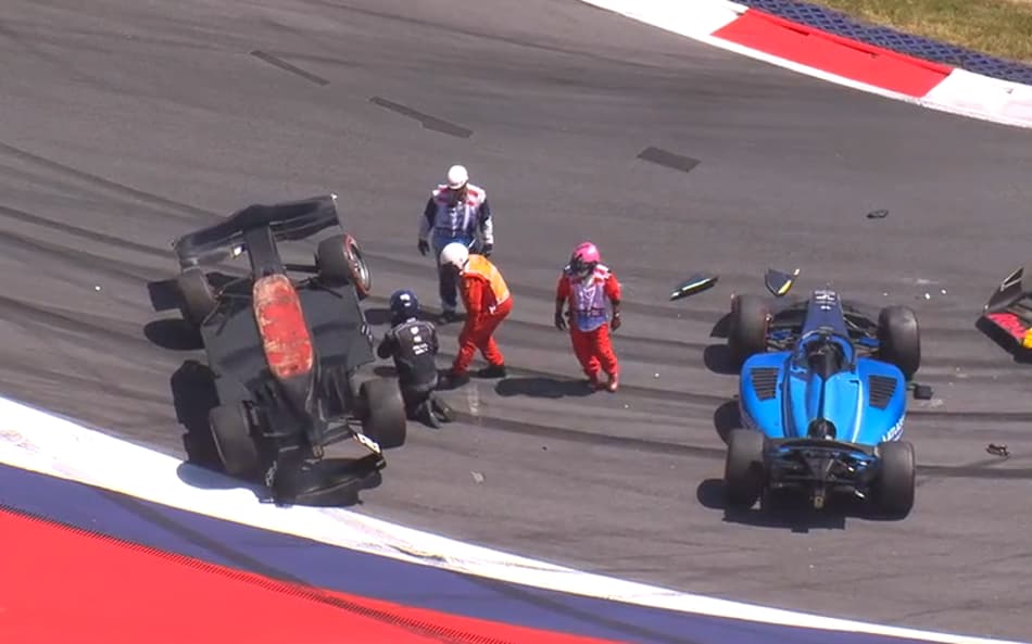Acidente causa capotamento na Fórmula 2 (Foto: Reprodução / F1TV)