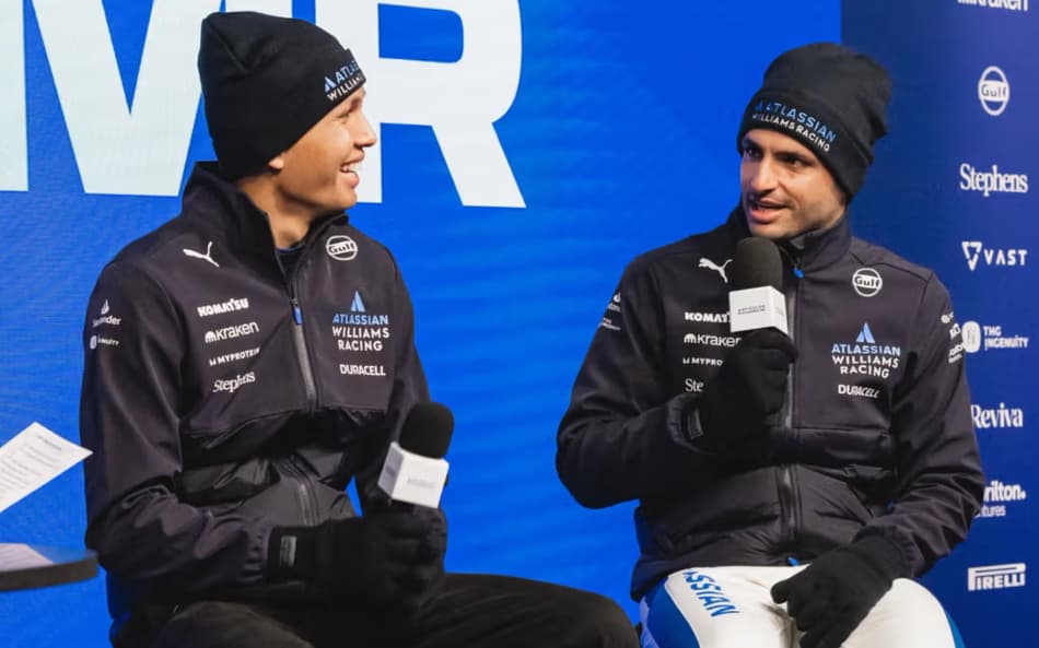 Alex Albon e Carlos Sainz em evento da Williams (Foto: reprodução/Williams)