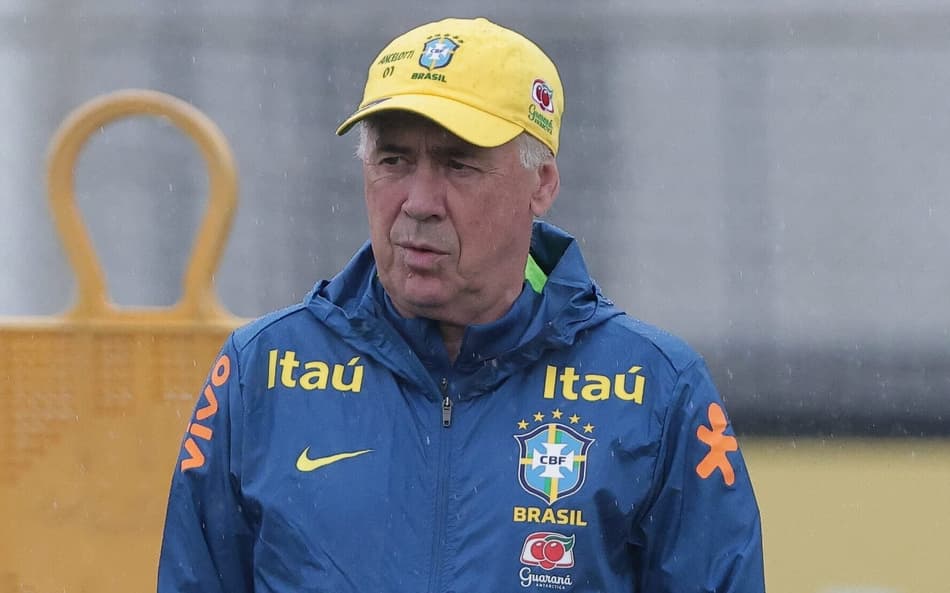 Ancelotti durante treino do Brasil no Centro de Treinamento CT Joaquim Grava