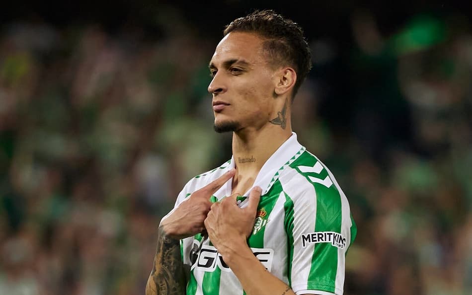 Antony comemorando gol pelo Real Bétis