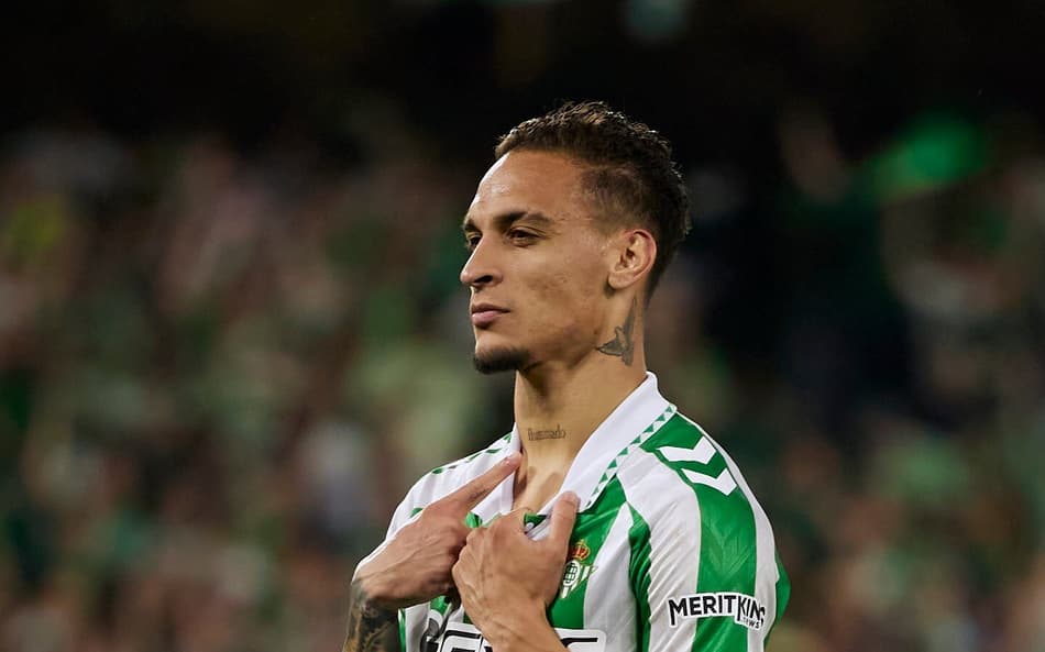 Antony comemorando gol pelo Real Bétis