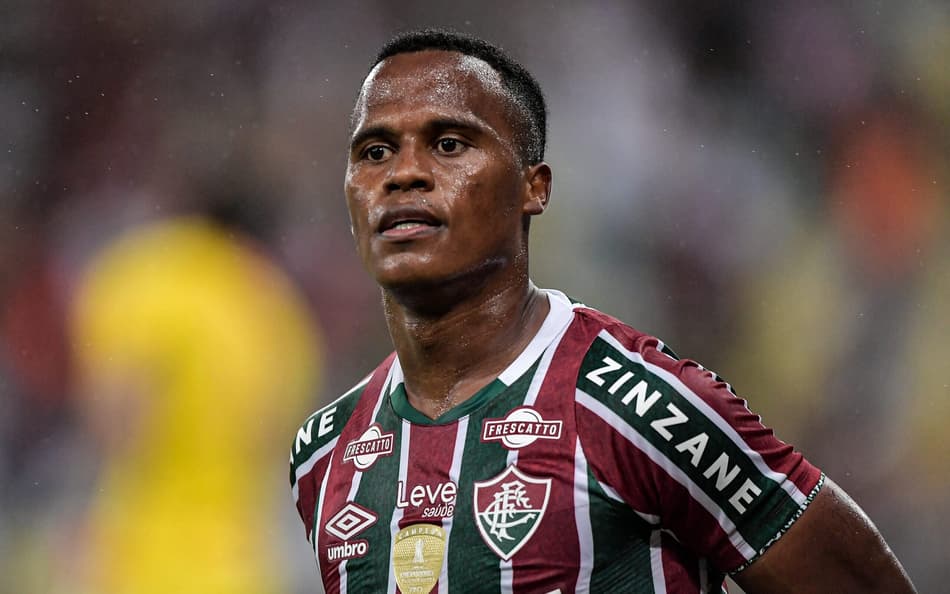 Arias, jogador do Fluminense, comemora seu gol durante partida contra o Cruzeiro no estadio Maracanã, pelo Brasileirão (Foto: Thiago Ribeiro/AGIF)