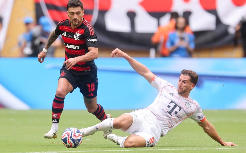 Arrascaeta em ação no jogo do Flamengo contra o Bayern pelo Mundial de Clubes