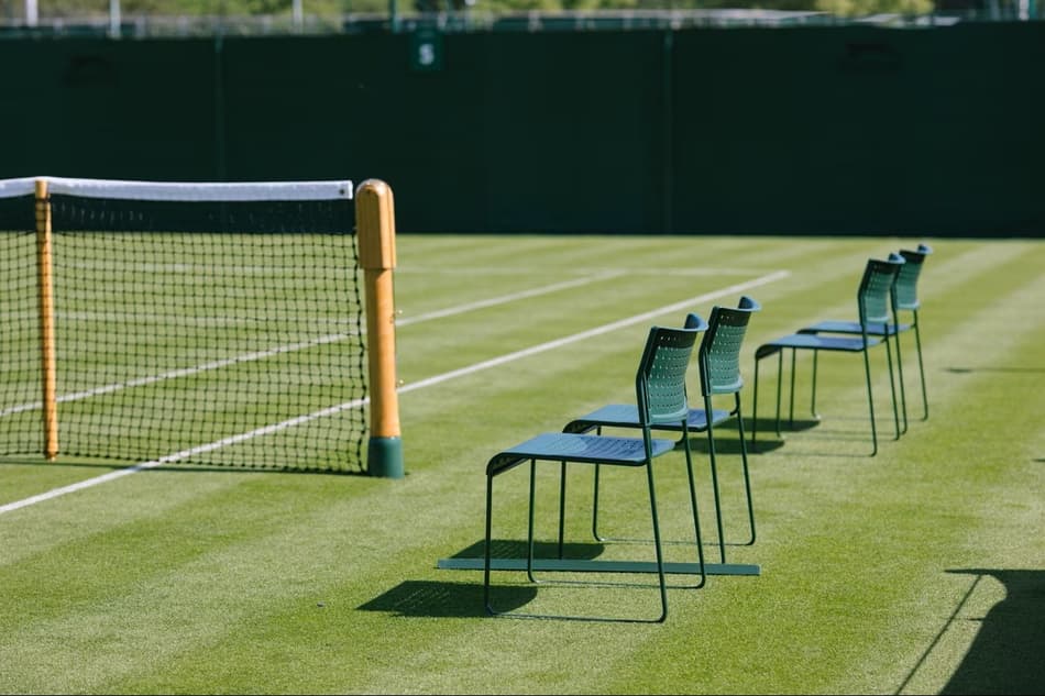 As tradicionais cadeiras verdes em uma das quadras do Grand Slam londrino
