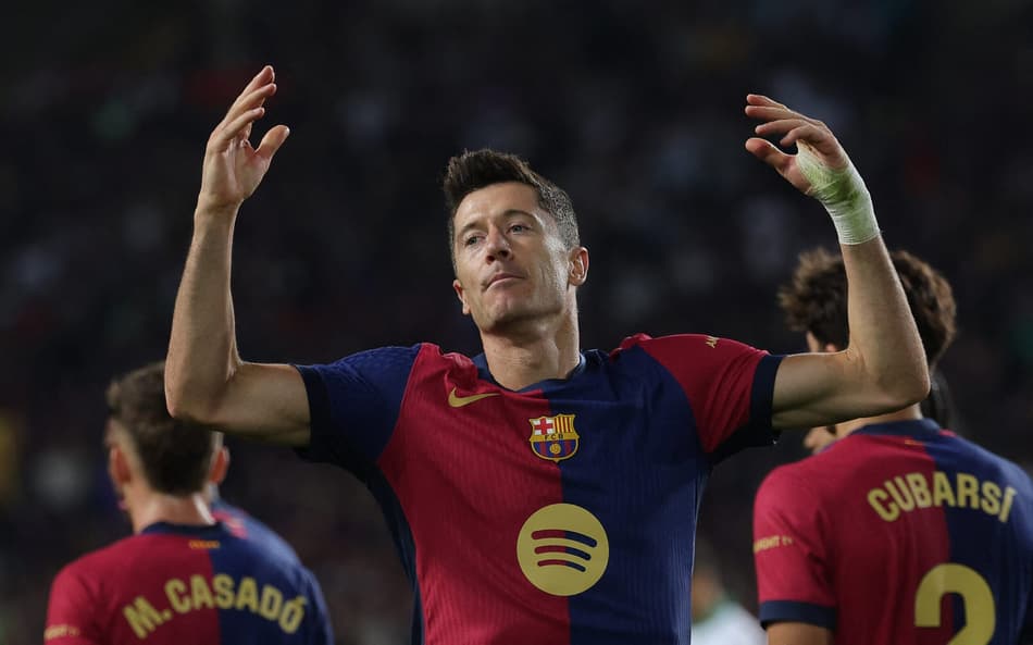 Robert Lewandowski comemora gol pelo Barcelona (Foto: LLuis Gene/AFP)