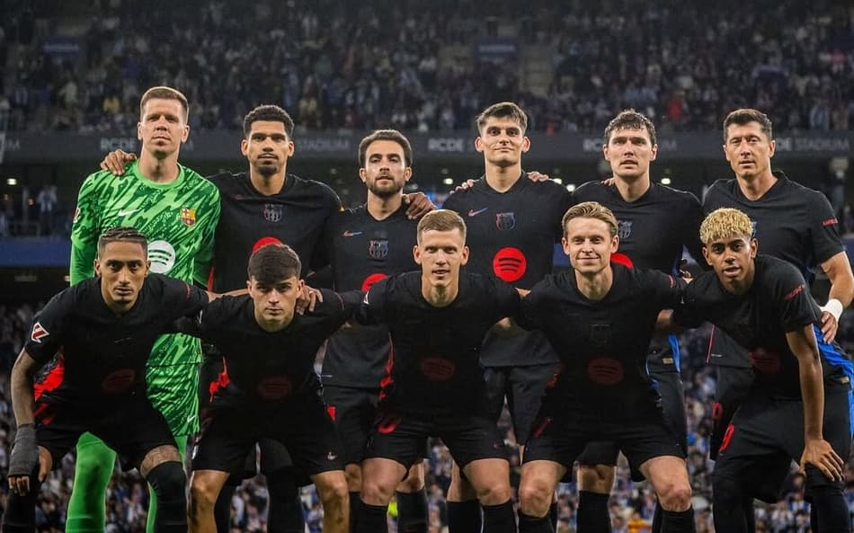 Jogadores do Barcelona contra o Espanyol, partida que marcou o título de La Liga