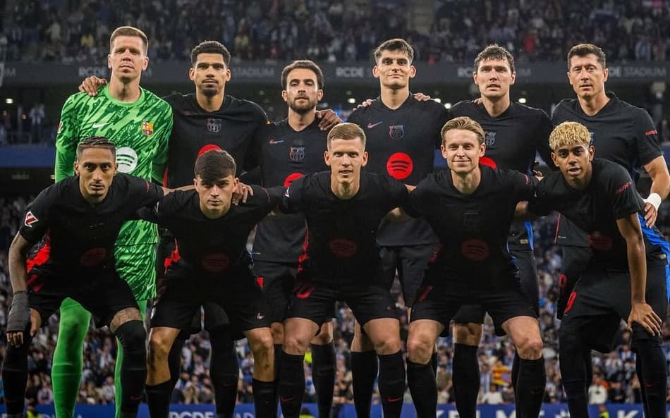 Jogadores do Barcelona contra o Espanyol, partida que marcou o título de La Liga
