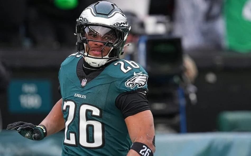 Saquon Barkley, running back do philadelphia eagles, de capacete e correndo