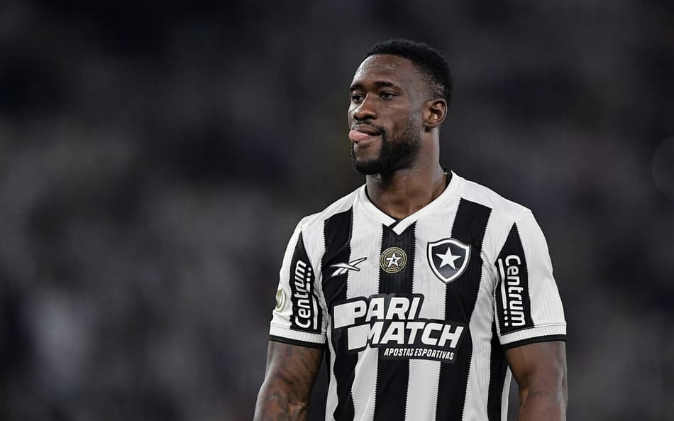 Bastos ainda não teve sequência pelo Botafogo em 2025 (Foto: Thiago Ribeiro/AGIF)