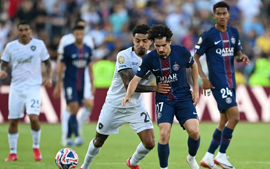 Gregore em ação no jogo do Botafogo contra o PSG pelo Mundial de Clubes (Foto: YURI CORTEZ / AFP)