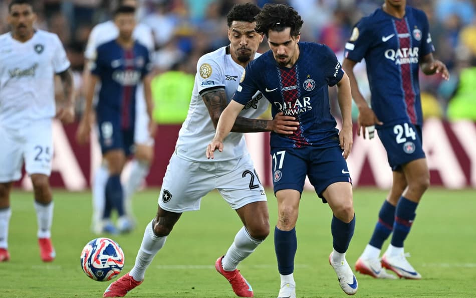 Gregore em ação no jogo do Botafogo contra o PSG pelo Mundial de Clubes (Foto: YURI CORTEZ / AFP)