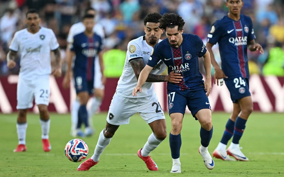 Gregore em ação no jogo do Botafogo contra o PSG pelo Mundial de Clubes (Foto: YURI CORTEZ / AFP)