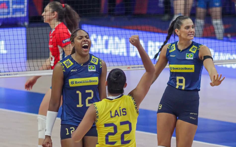 Brasil comemorando ponto sobre a Tchéquia na VNL (Foto: Mauricio Val/FV Imagem/CBV)