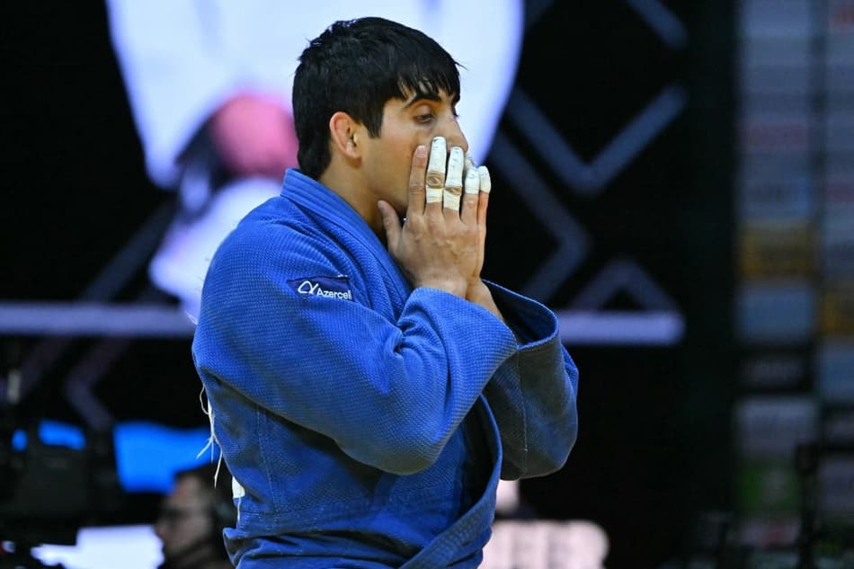 A reação de Eljan Hajiyev, do Azerbaijão, após conquistar o bronze da categoria até 90kg (Photo by Attila KISBENEDEK / AFP)