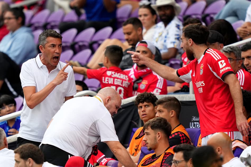 Bruno Lage discutindo com Kökçü na beira do campo, na partida do Benfica, no Mundial (Foto: Michael Owens/AFP)