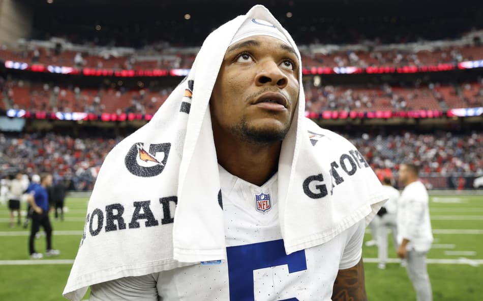 Anthony Richardson, Quarterback dos Colts, desapontado e olhando para cima