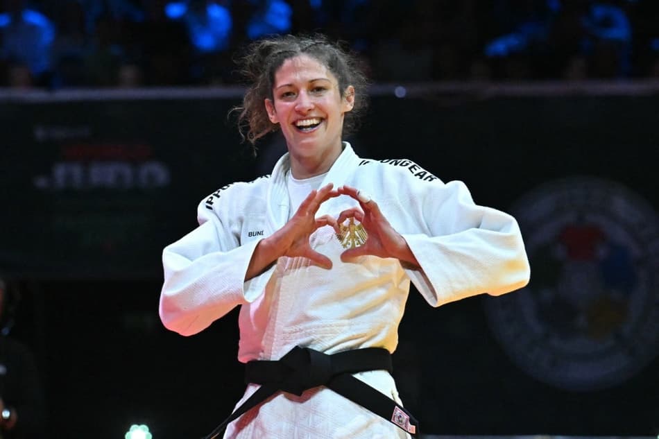 A alemã Miriam Butkereit comemora a medalha de bronze na categoria até 70kg. (Photo by Attila KISBENEDEK / AFP)