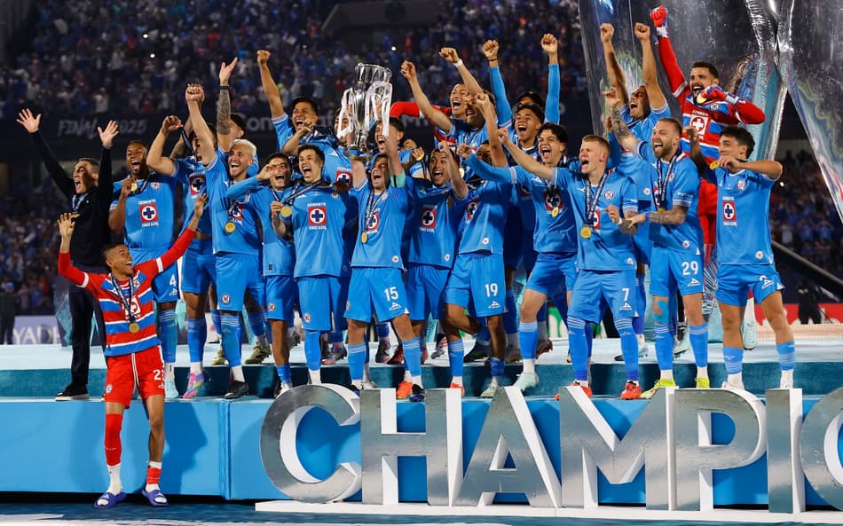 FBL-CONCACAF-CHAMPIONS-CRUZ AZUL-VANCOUVER-TROPHY
