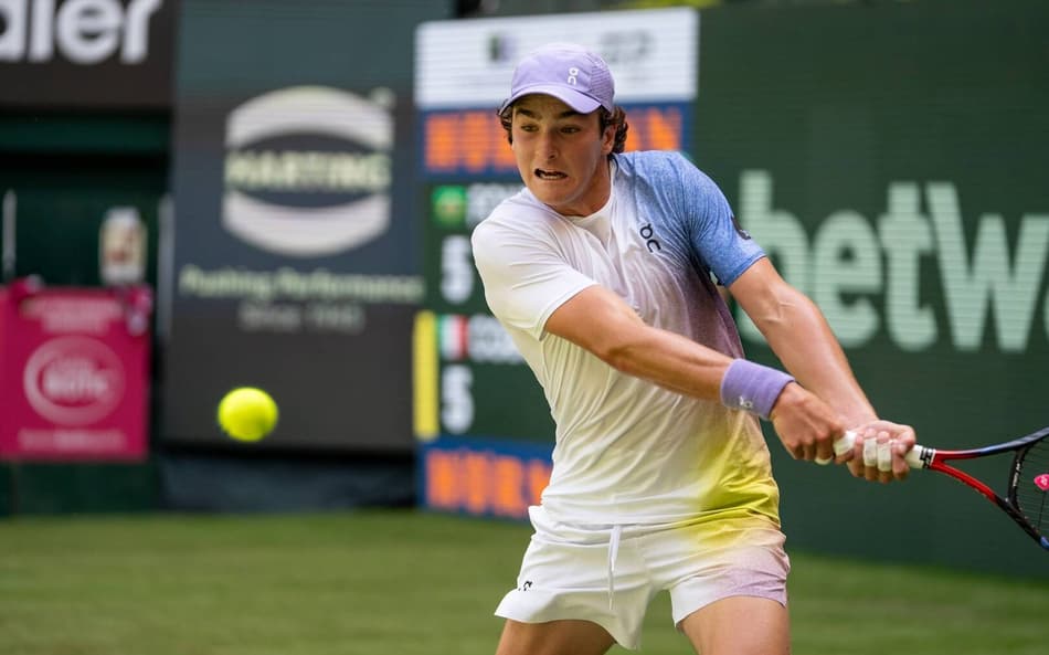João Fonseca perdeu na estreia em Halle (Divulgação)