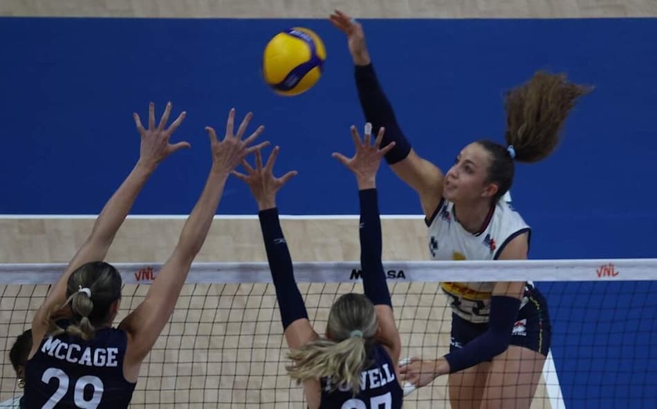 Estados Unidos e Itália se enfrentaram pela estreia da VNL no Rio de Janeiro (Foto: ©Volleyball World)